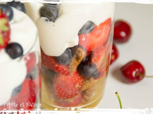 Verrines cerises, myrtilles, fraises, spéculoos à la chantilly mascarpone