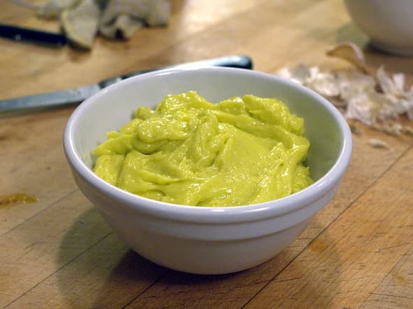 Sauce aïoli aux amandes, huile d'olive et pignons de pin, picata