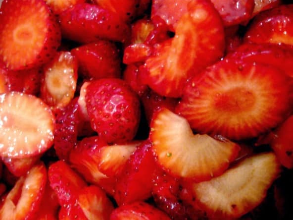 Fraises au naturel, au sucre et au citron : une recette toute simple