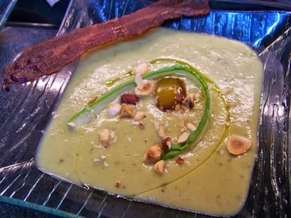 velouté de cosses de petits pois, oeufs de caille confit à froid et chips de lard fumé