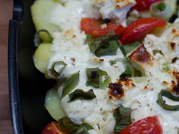 Poêlée de pommes de terre, à la feta, aux oignons nouveaux et aux tomates cerises