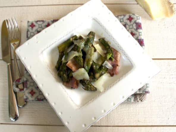 Poêlée d’asperges au fromage de brebis, une recette basque