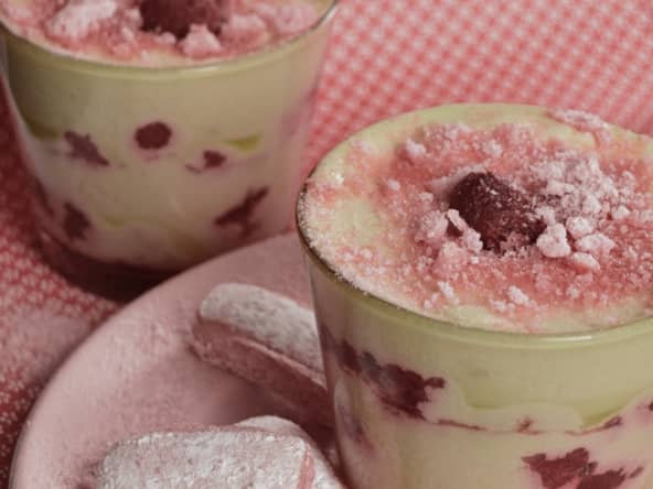 Verrines framboises et biscuits roses