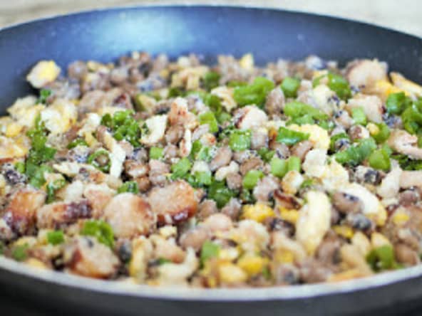 Fèves fraîches en ragoût, aux oeufs, lard, viande séchée, manioc