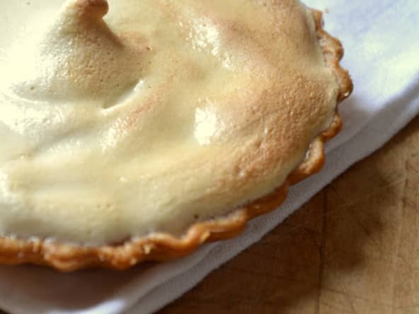 Tartelettes au confit de roses meringuées