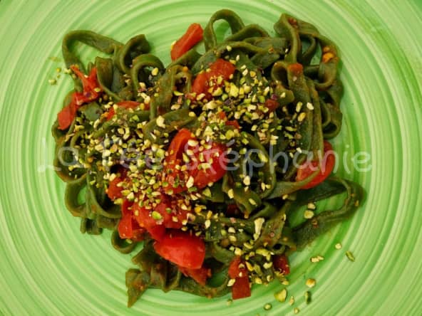 Tagliatelles aux épinards tomates caramélisées et pistaches hachées