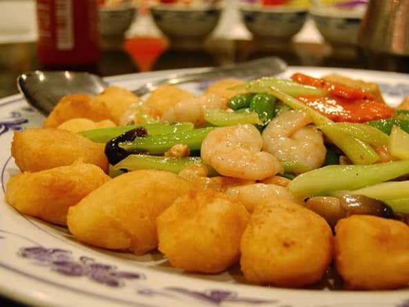 "fried custard", crevettes épicées, noix de pecan, légumes et salicornes