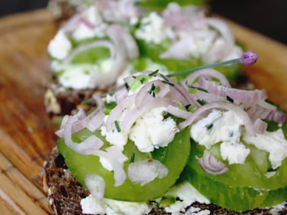 Tartines de tomates vertes, Boursin échalote et ciboulette pour un brunch ou un apéritif dînatoire