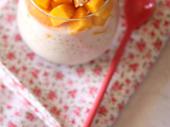 Perles du Japon au lait de coco et à la mangue fraîche comme un riz au lait