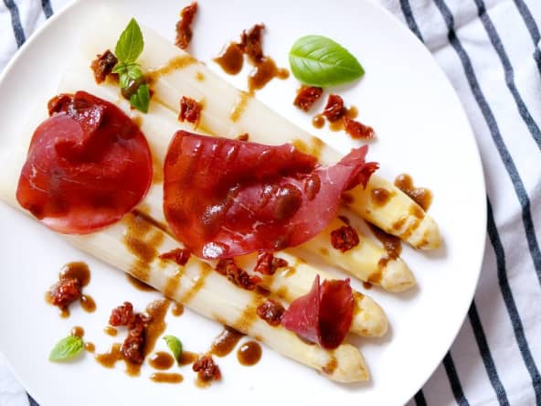 Asperges blanches, tomates confites, bresaola et basilic