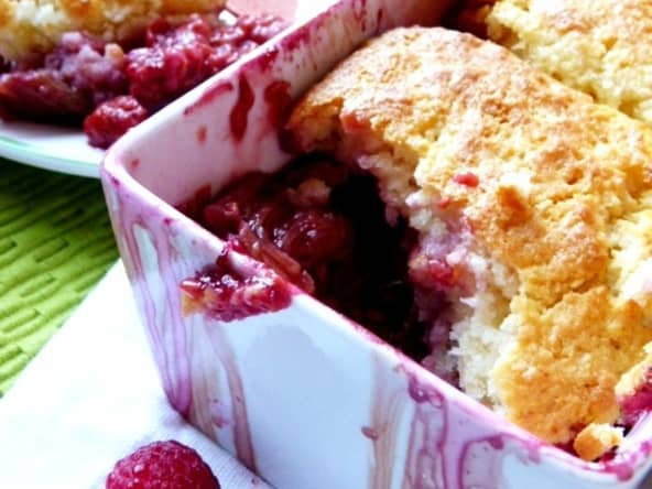 Cobbler à la rhubarbe et à la framboise