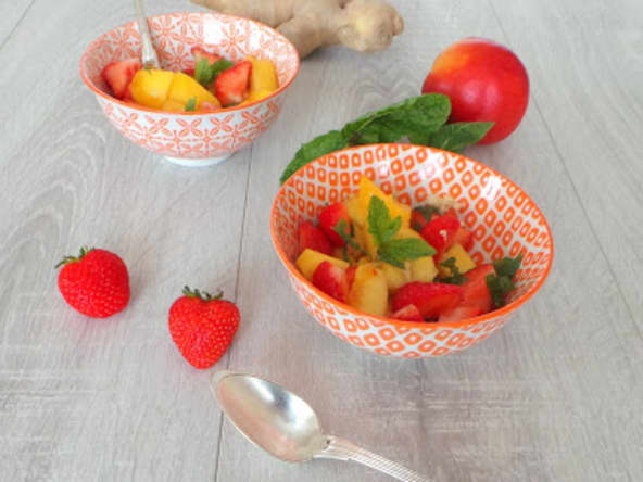 Salade de nectarines jaunes, fraises, menthe et gingembre