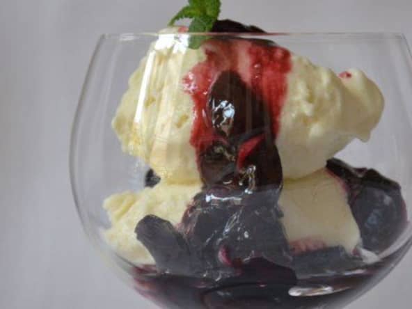 Glace au yaourt à la main de Bouddha confite