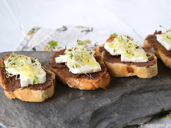 Petites tartines de chèvre frais à la pâte d'olive et aux graines germées