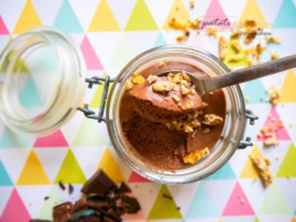 Mousse au chocolat vegan et éclats noix de pécan caramélisées