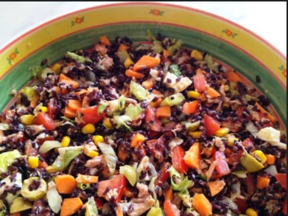 Salade de riz, au poulet, légumes, fromages et oeufs durs comme au Brésil