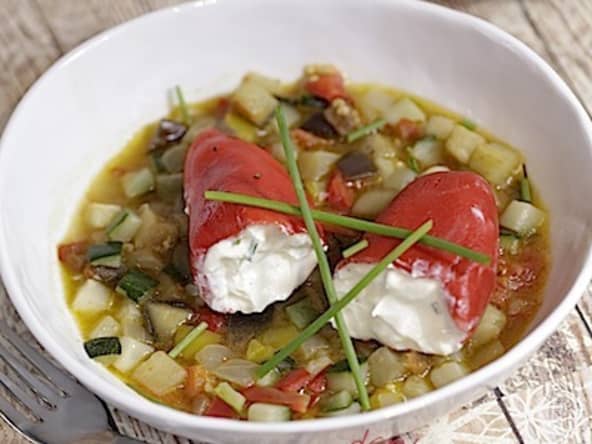 Piminentos farcis au fromage en gelée de légumes