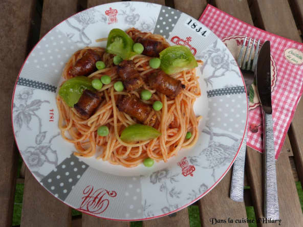 Spaghettis aux petits pois, tomates et saucisses piquantes