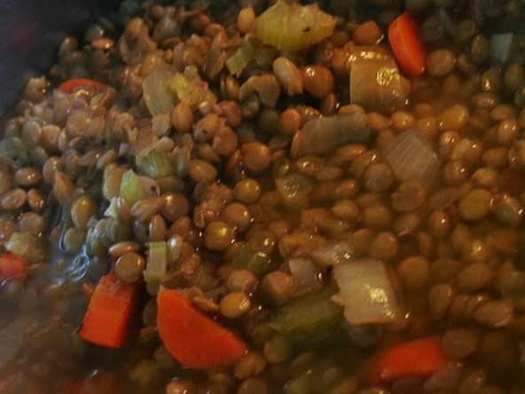 Petit salé, saucisses fumées aux lentilles à la romaine