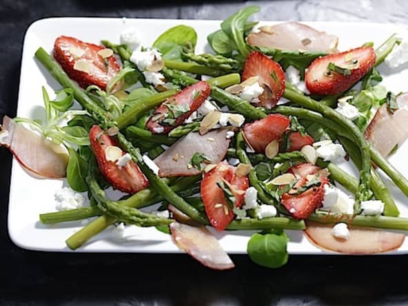 Salade mâche fraises lomo et asperges vertes