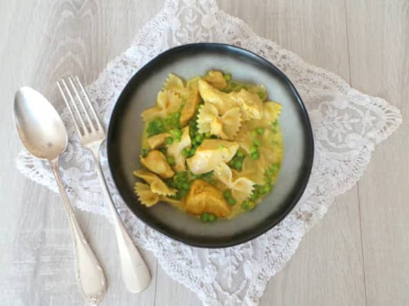 Poêlée de pâtes au poulet, aux petits pois et au curry