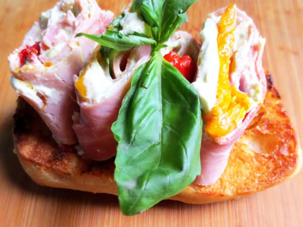Roulés au fromage de chèvre et pesto au basilic sur bruschetta pour l'apéritif