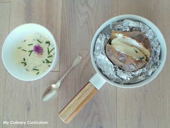 Pommes de terre au four et crème à la ciboulette