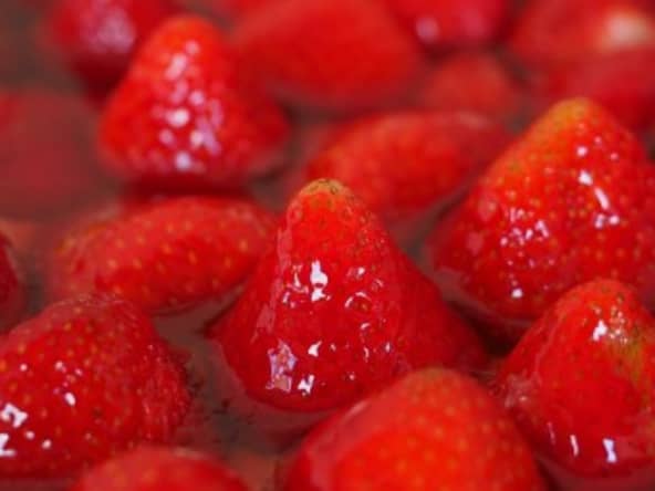 Fine tarte aux fraises Mara des bois et à la rhubarbe