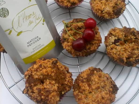 Muffins aux cerises et thé matcha, crumble flocons d'avoine et chocolat blanc