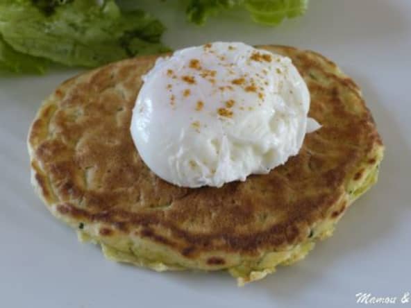 Oeuf poché sur pancake épicé aux courgettes