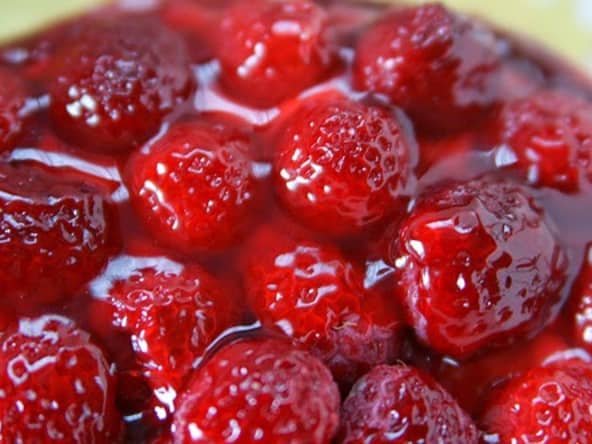 Tarte gourmande aux fraises, à la gelée de groseille au kirsch