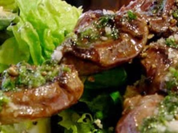 Brochettes de foie de volaille aux champignons cuites au barbecue