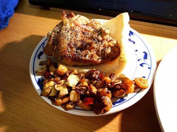 Cuisses de poulet à la plancha, farcies aux herbes et aux noix