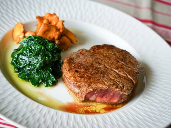 Tournedos de boeuf sautés, épinards et girolles