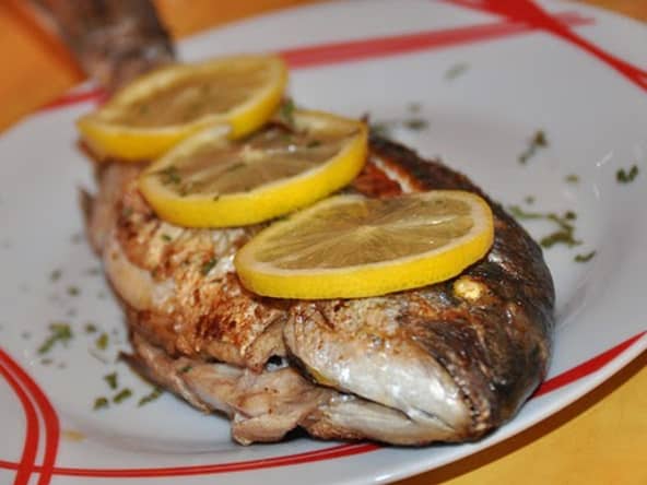 Dorade au four, champignons et vin blanc