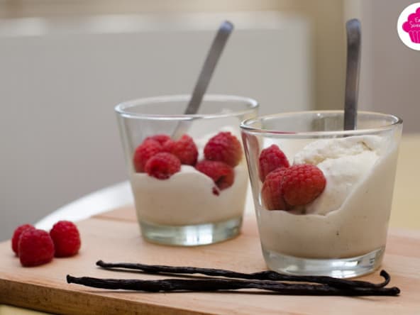 Glace à la vanille accompagnée de framboises
