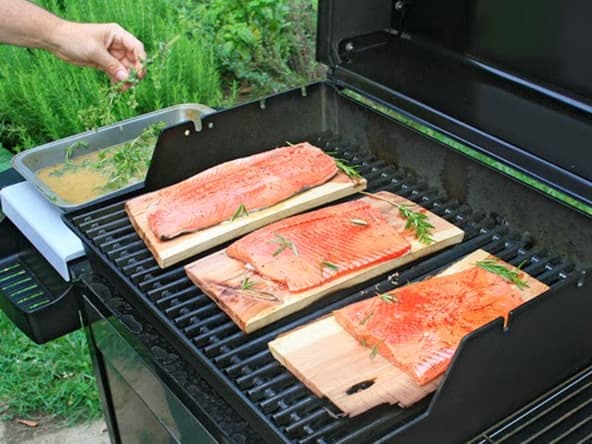 Saumon fumé à la planche de cèdre aux épices du Bayou