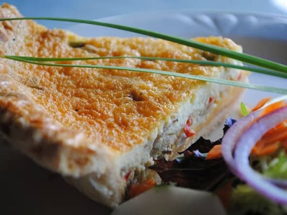 Quiche aux fruits de mer, tomates, oignons verts et safran