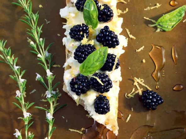 Tartine gourmande - brousse fraîche de brebis et mûrs