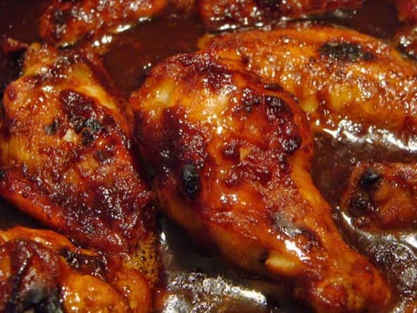 Poulet au miel, épicé grillé au barbecue sur planche de cèdre