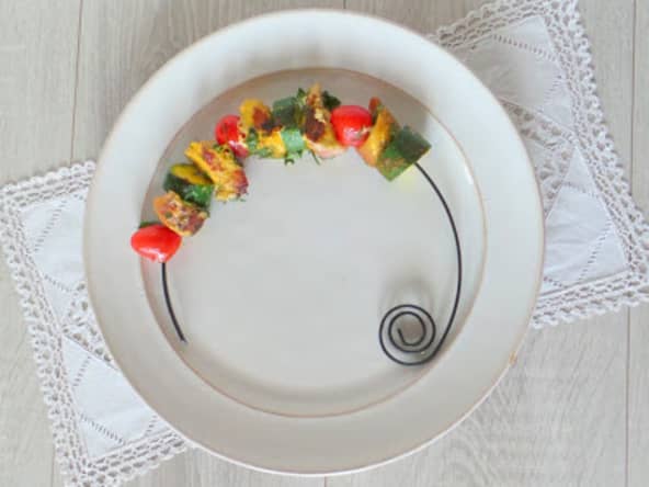 Brochettes de filet mignon de porc marinées aux herbes et au curry