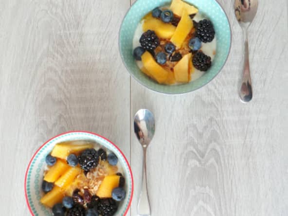 Yaourt aux fruits, granola et Golden Syrup