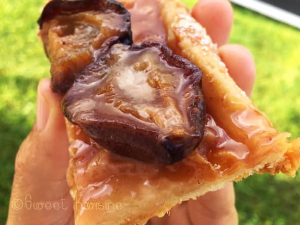 La tarte fine aux prunes et à la banane