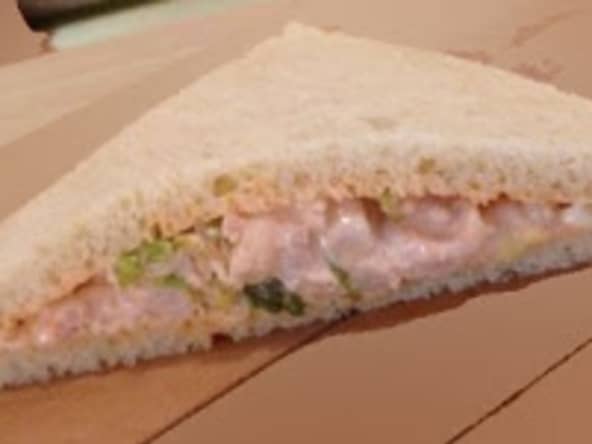 Sandwich tramezzino au saumon fumé et roquette