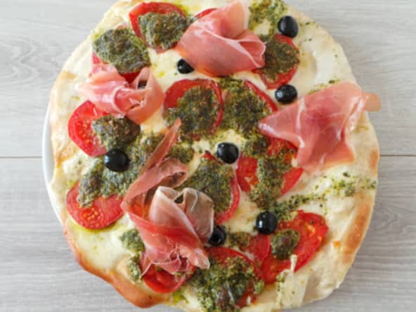 Pizza mozzarella, tomates et pesto