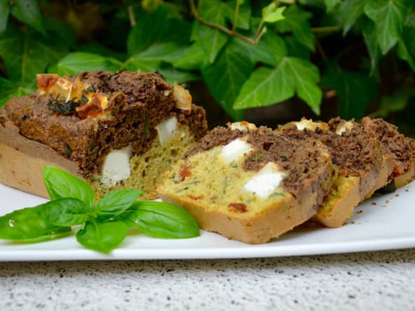 Cake aux deux tapenades, chèvre et basilic