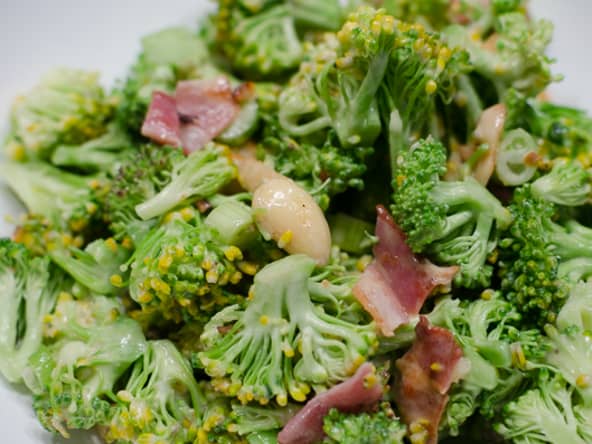 Salade de brocoli, de bacon et d'amandes