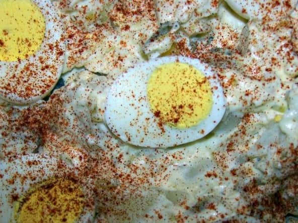 Salade de pommes de terre, oeufs, saucisses, cheddar, mayonnaise