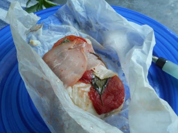 Papillote de cabillaud, jambon et tomates confites au four