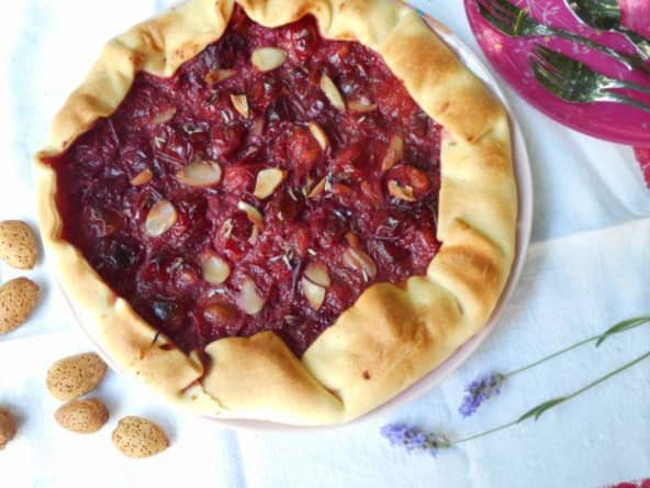 Tarte aux prunes rouges, amandes et fleurs de lavande